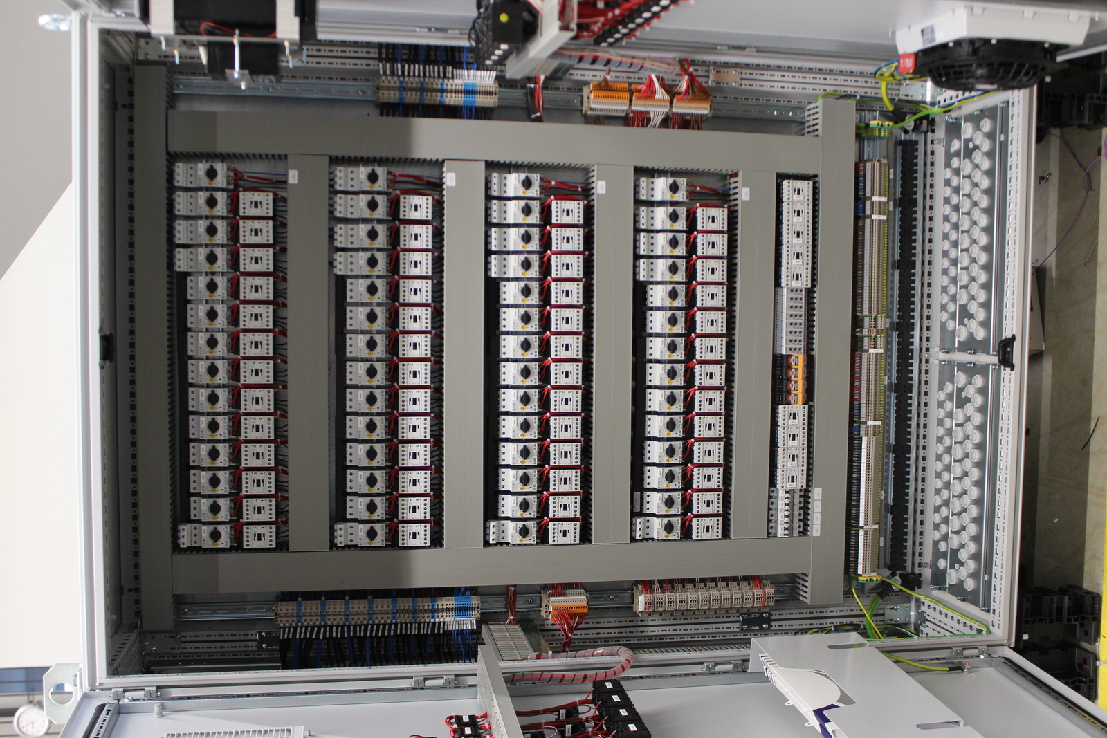 Control cabinet layer house Anka Yum